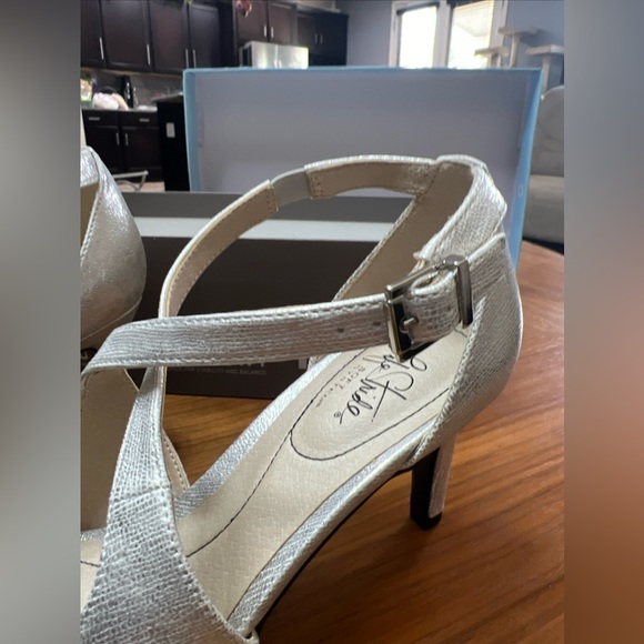 NWB Life stride Maria silver Tequila Women’s pumps 9M - Picture 6 of 8